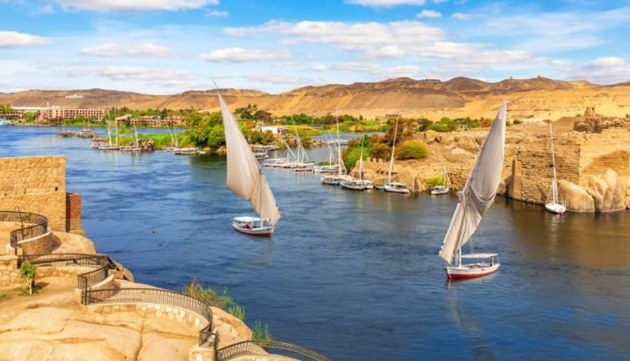 صورة تمثل مدينة أسوان في موقع الدليل العربي