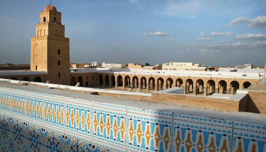 صورة تمثل مدينة القيروان في موقع الدليل العربي