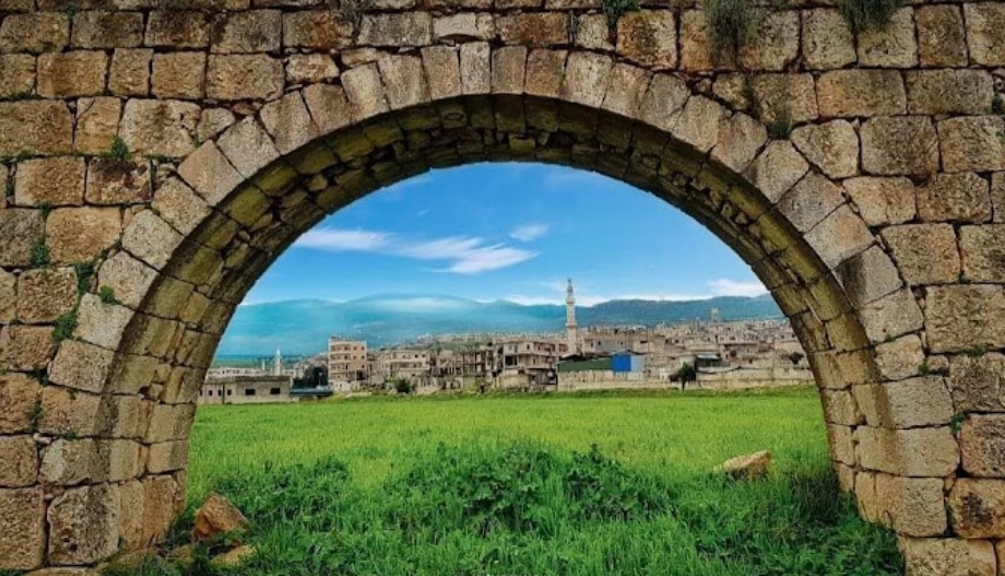 صورة تمثل مدينة جسر الشغور في موقع الدليل العربي