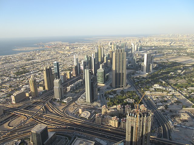 صورة تمثل مدينة دبي في موقع الدليل العربي