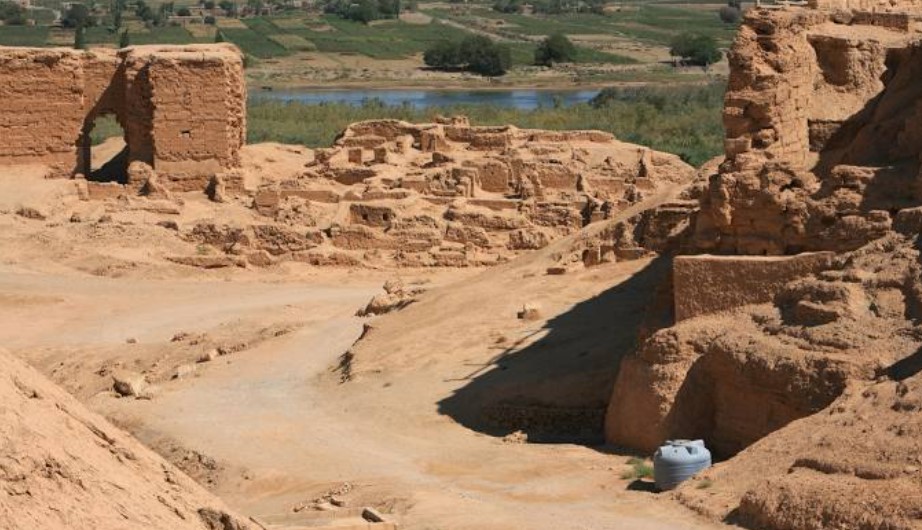 صورة تمثل مدينة دير الزور في موقع الدليل العربي