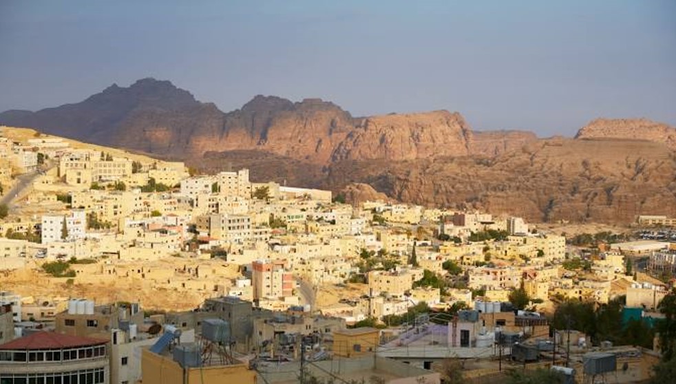 صورة تمثل مدينة معان في موقع الدليل العربي