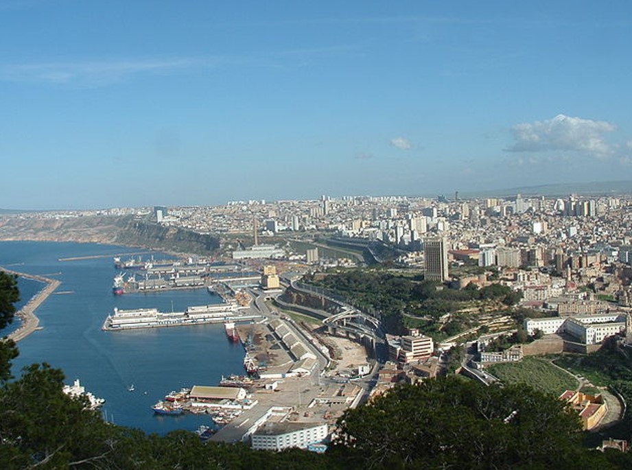 صورة تمثل مدينة وهران في موقع الدليل العربي