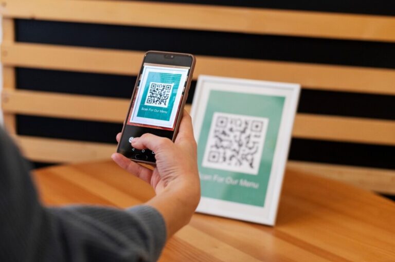 صورة تمثل أداة توليد رمز الاستجابة السريعة qr code في موقع الدليل العربي