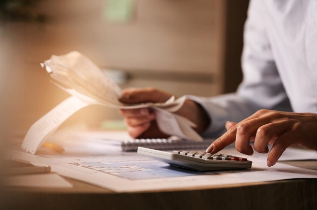 صورة تمثل أداة حساب الضرائب في موقع الدليل العربي