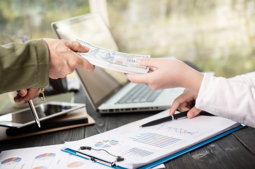 التركيز فقط على المزايا المالية من ضمن 10 أخطاء شائعة يرتكبها الباحثون عن الوظائف
